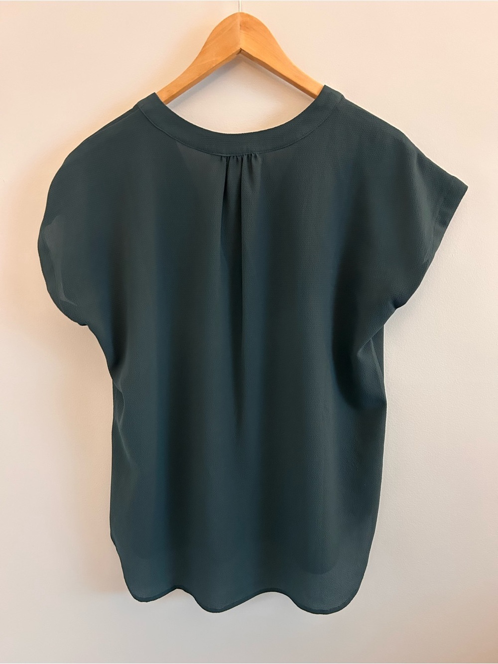 Monk & Lou forrest green V-Neck Blouse Cap Sleeve Top Size Small - Picture 4 of 5